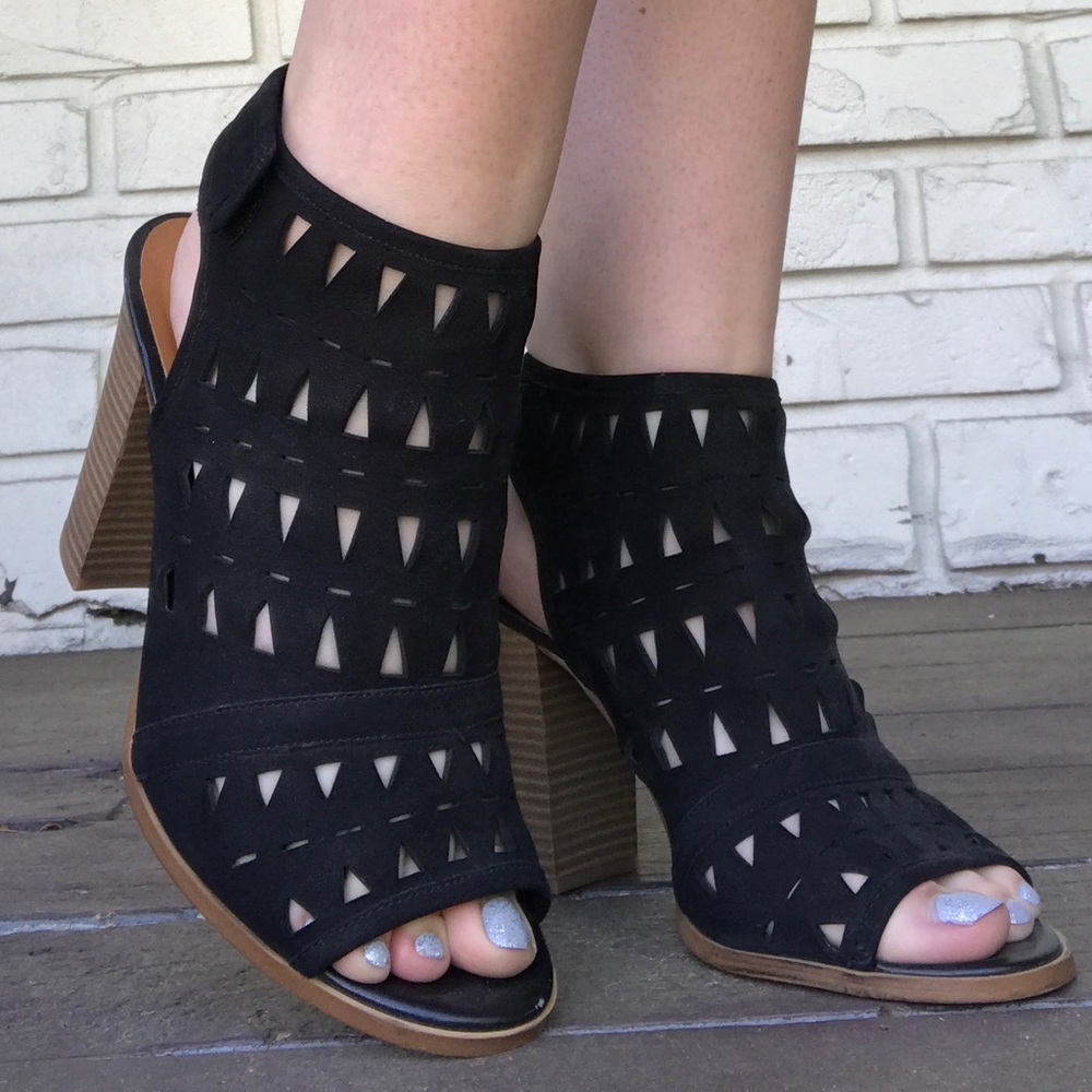 BLACK HEELS FROM 14TH & UNION